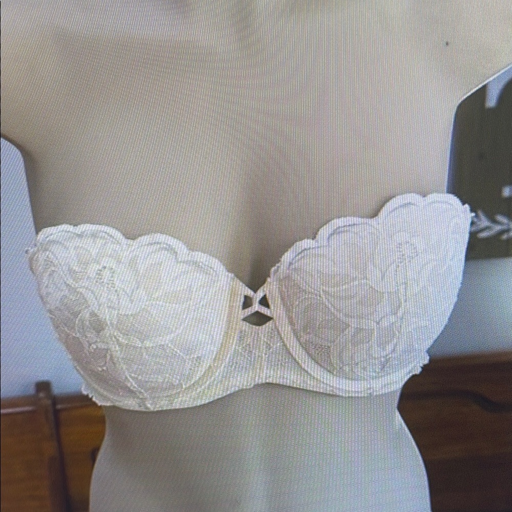 Elegant Cream Strapless Lace Bra